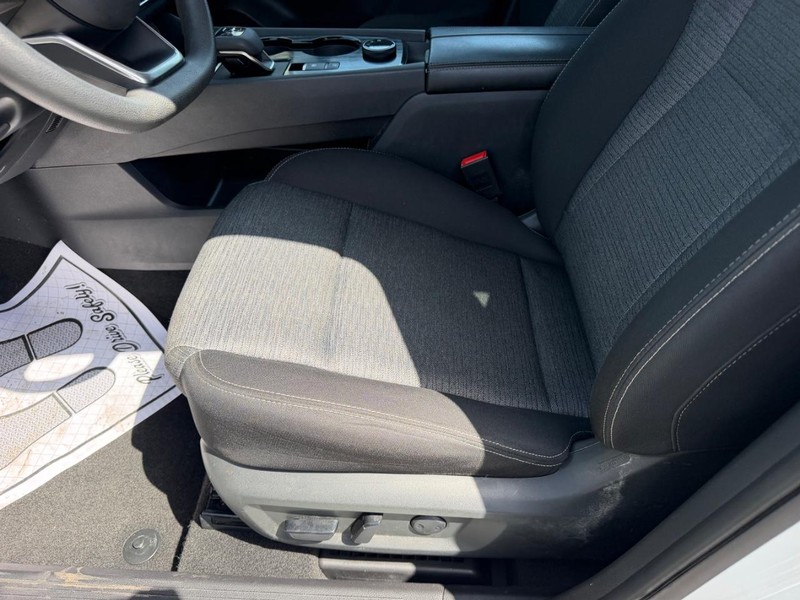 Nissan Rogue Vehicle Image 17