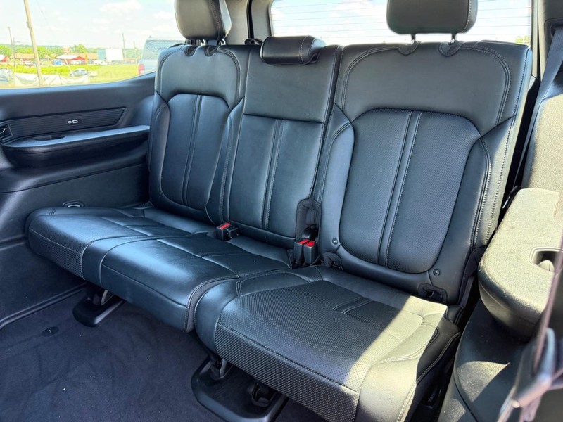 Jeep Wagoneer Vehicle Image 08