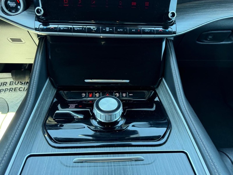 Jeep Wagoneer Vehicle Image 17