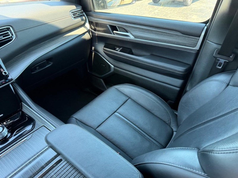Jeep Wagoneer Vehicle Image 18