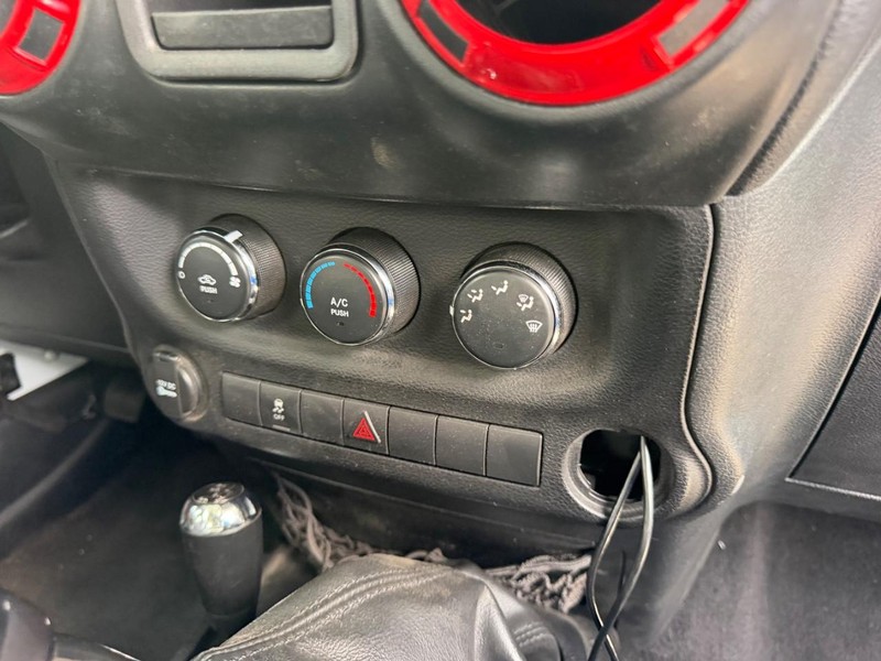 Jeep Wrangler Vehicle Image 13