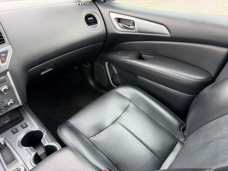 Nissan Pathfinder Vehicle Image 18