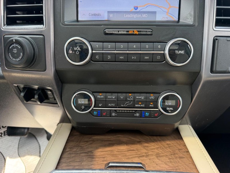 Ford Expedition Vehicle Image 18