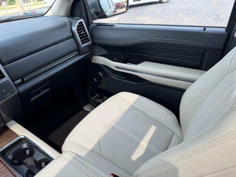 Ford Expedition Vehicle Image 20