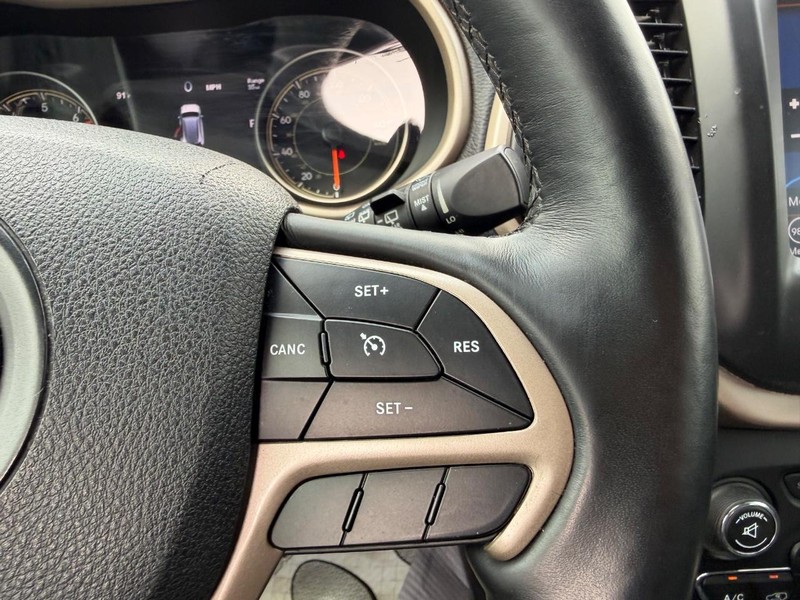 Jeep Cherokee Vehicle Image 12