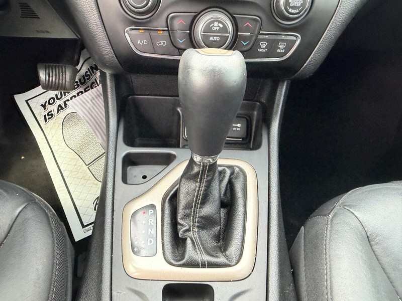 Jeep Cherokee Vehicle Image 15
