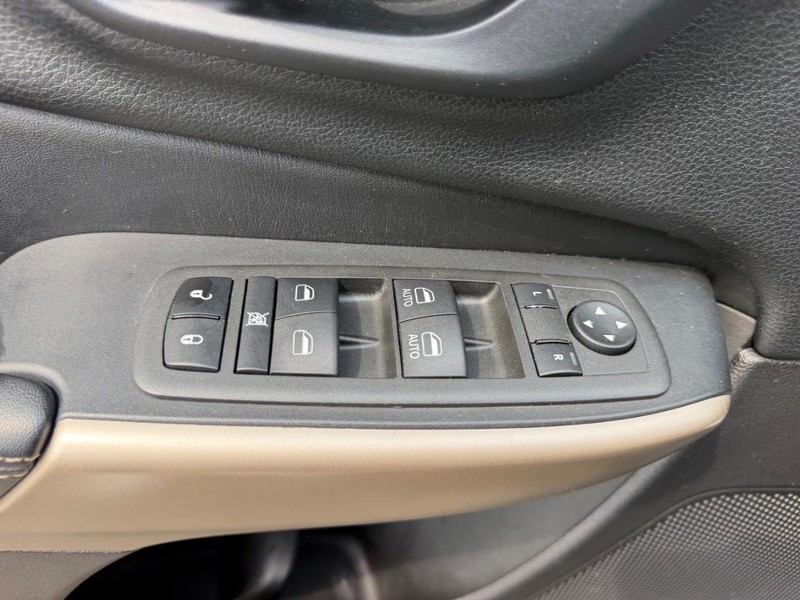Jeep Cherokee Vehicle Image 17