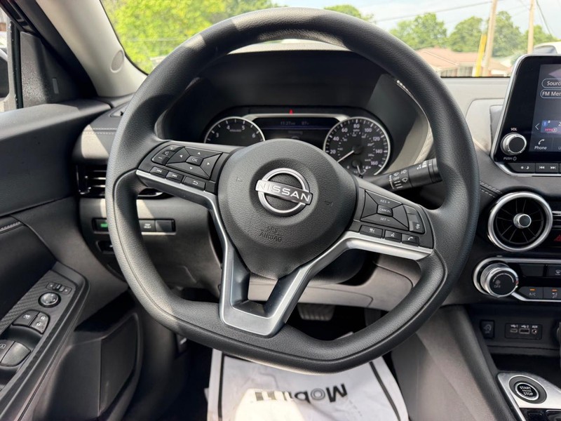 Nissan Sentra Vehicle Image 09