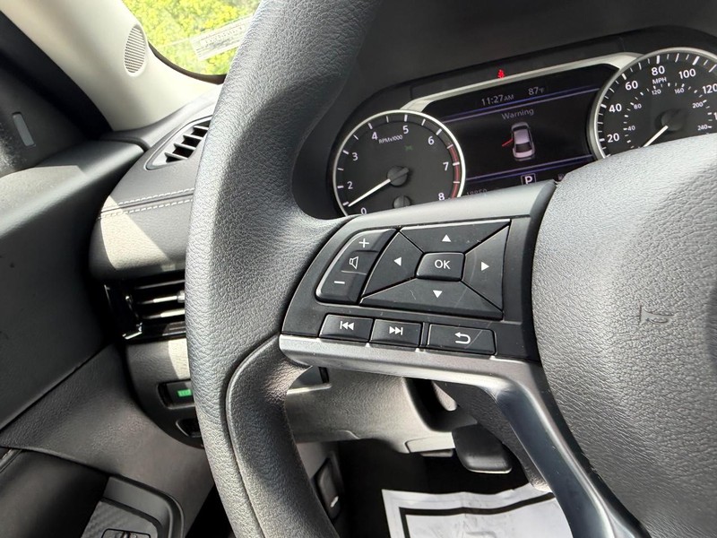 Nissan Sentra Vehicle Image 10