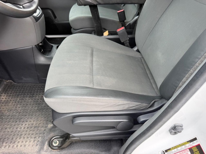 Nissan NV200 Compact Cargo Vehicle Image 16