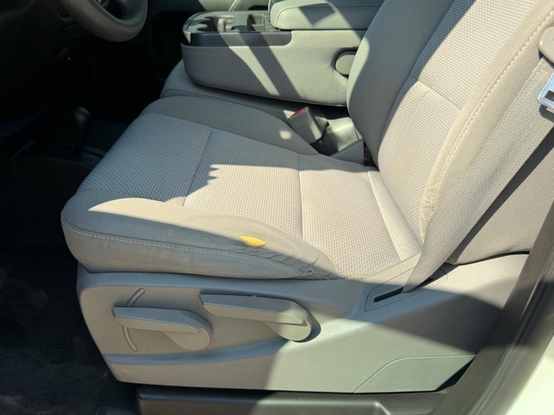 Chevrolet Silverado 3500HD Built After Aug 14 Vehicle Image 15