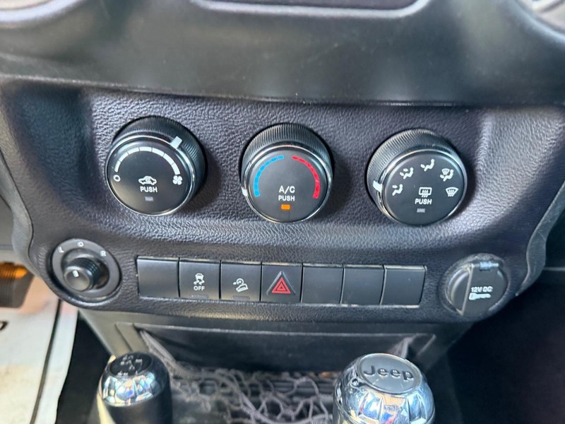 Jeep Wrangler Unlimited Vehicle Image 13