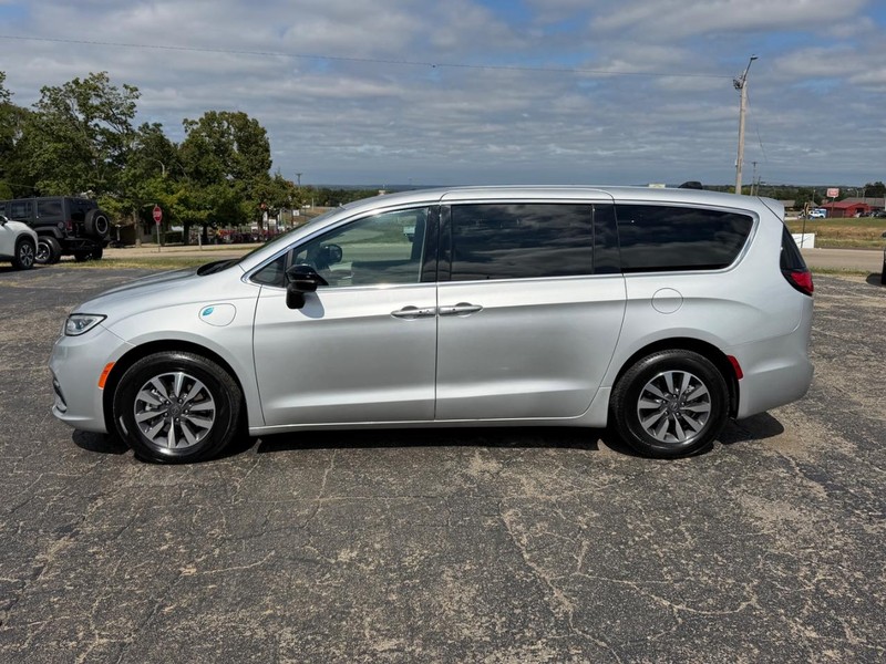 Chrysler Pacifica Vehicle Image 02