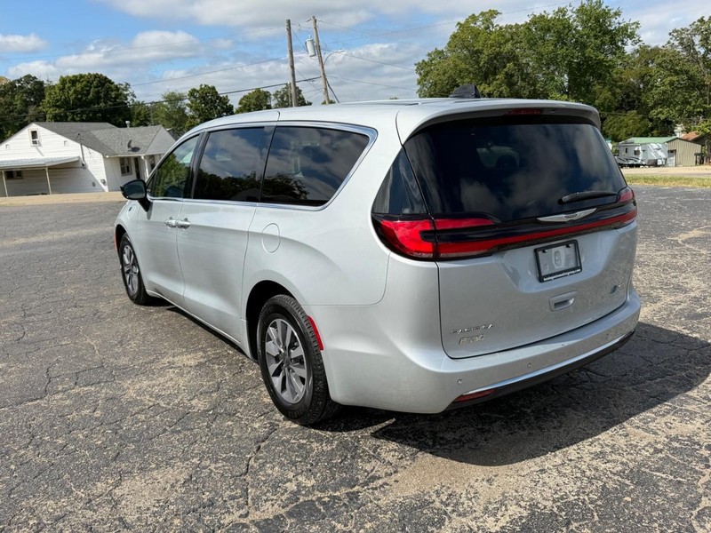 Chrysler Pacifica Vehicle Image 03