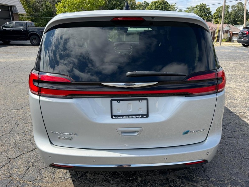 Chrysler Pacifica Vehicle Image 04