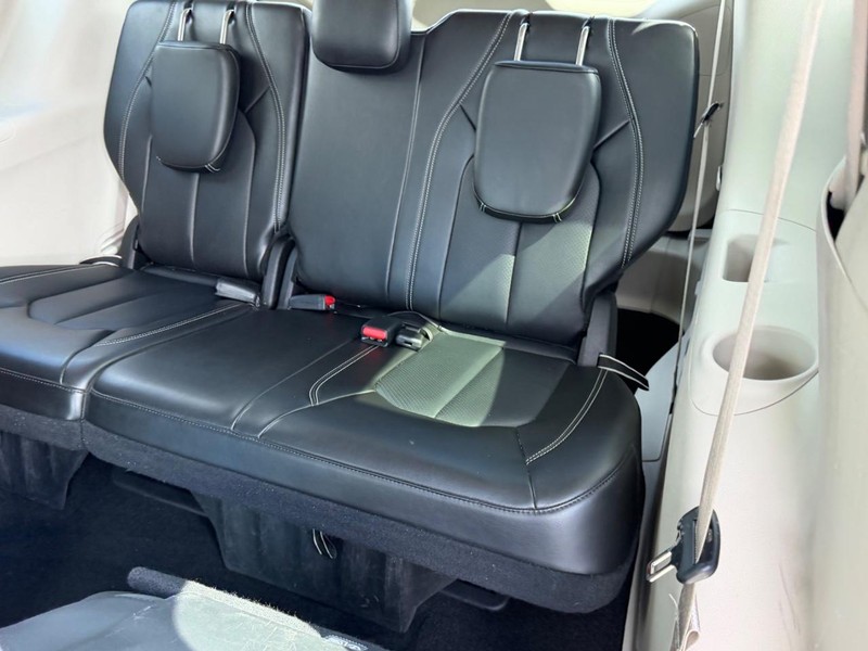 Chrysler Pacifica Vehicle Image 08