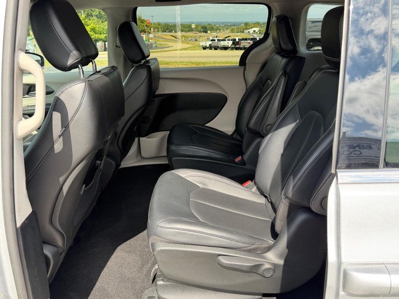 Chrysler Pacifica Vehicle Image 09