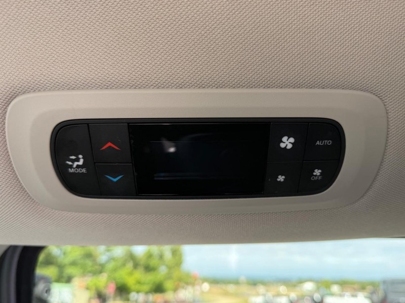 Chrysler Pacifica Vehicle Image 10