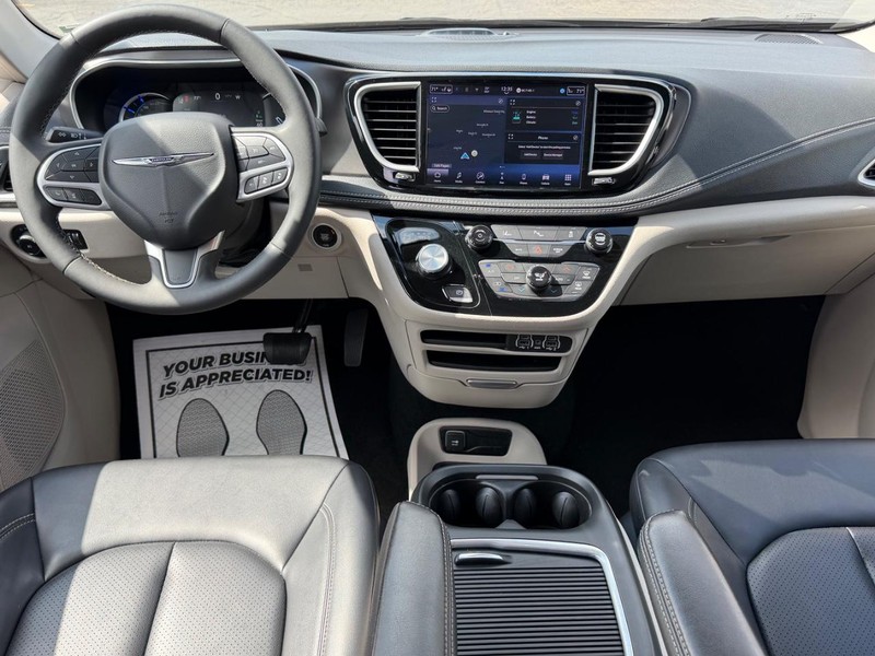 Chrysler Pacifica Vehicle Image 11