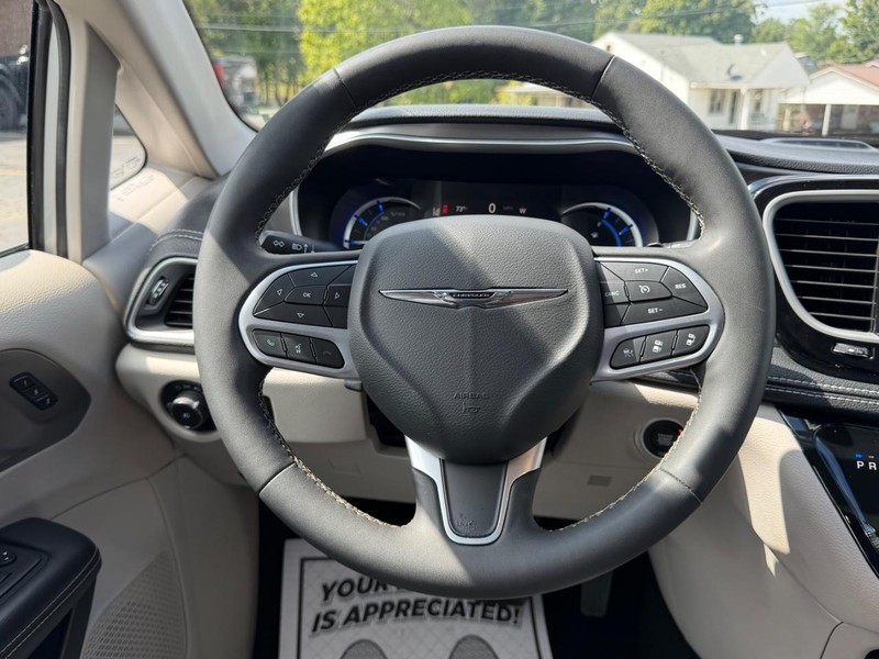 Chrysler Pacifica Vehicle Image 12