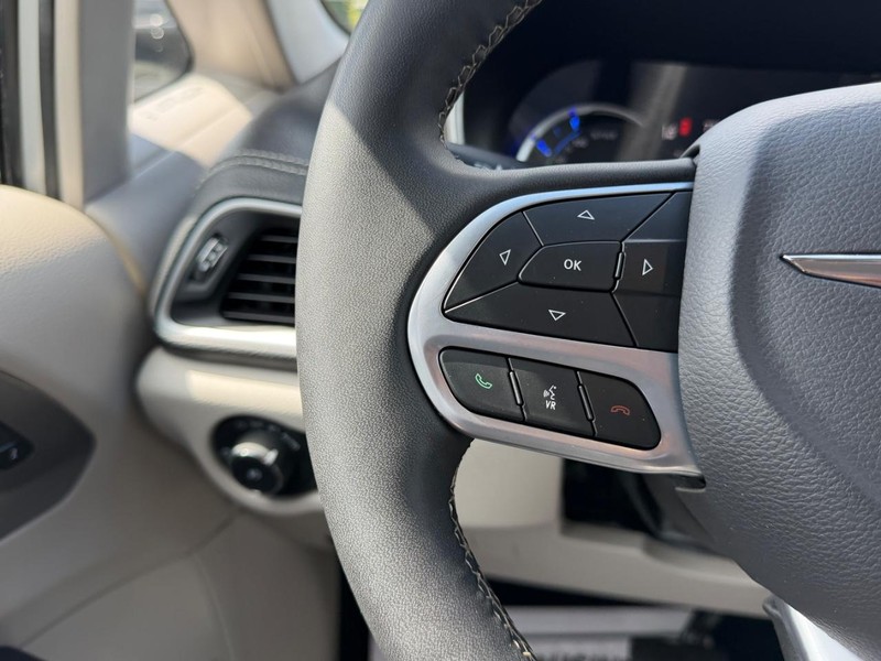 Chrysler Pacifica Vehicle Image 13