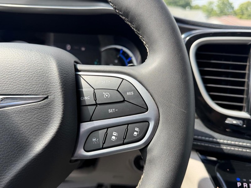 Chrysler Pacifica Vehicle Image 14