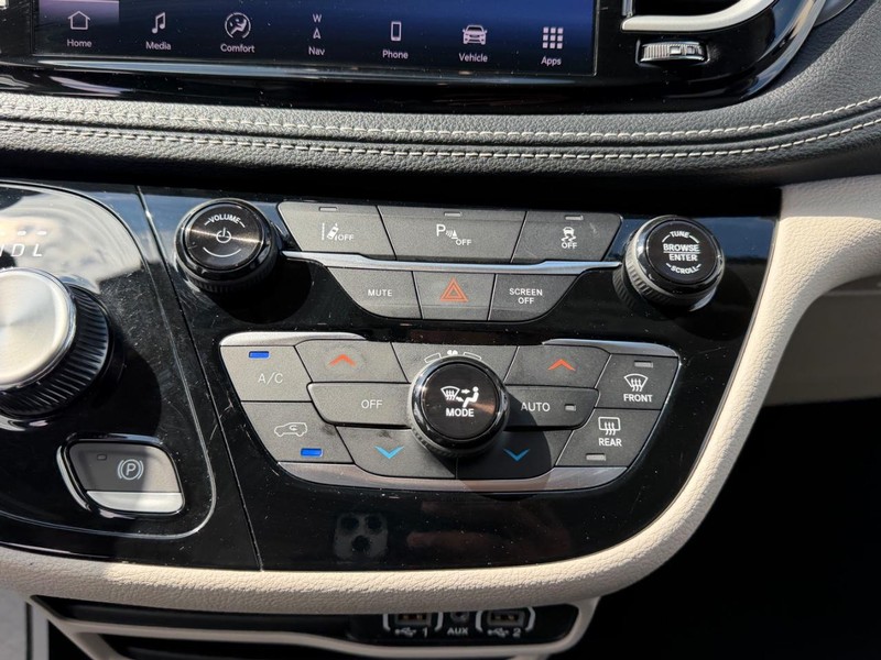Chrysler Pacifica Vehicle Image 17