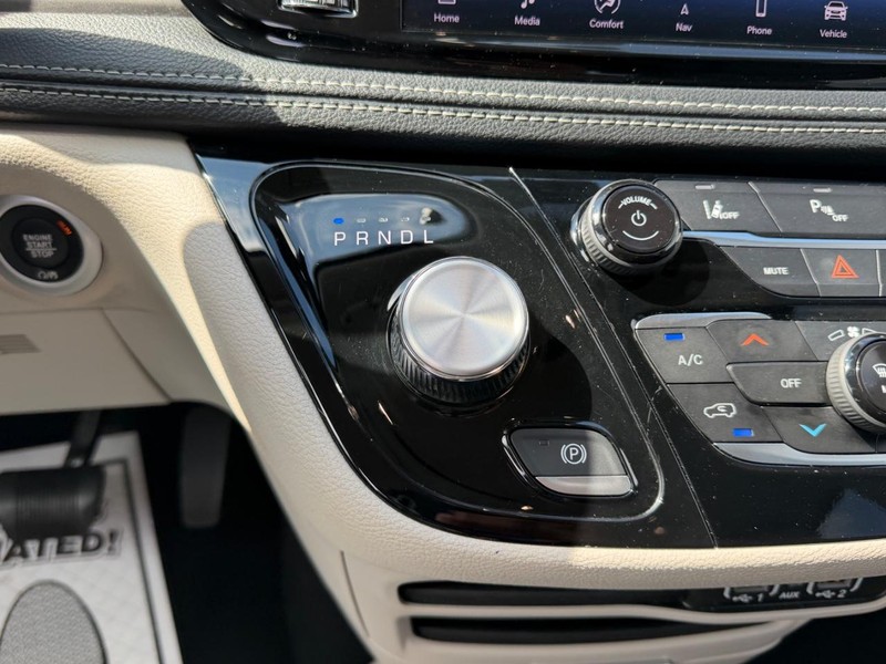 Chrysler Pacifica Vehicle Image 18