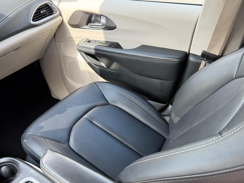 Chrysler Pacifica Vehicle Image 19