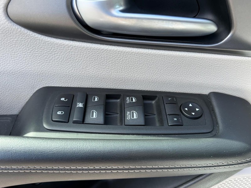 Chrysler Pacifica Vehicle Image 20