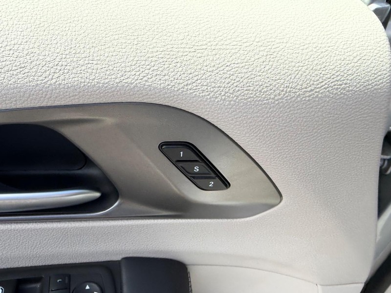 Chrysler Pacifica Vehicle Image 21