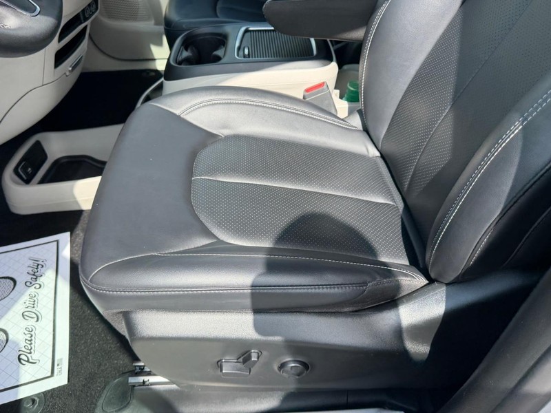 Chrysler Pacifica Vehicle Image 22