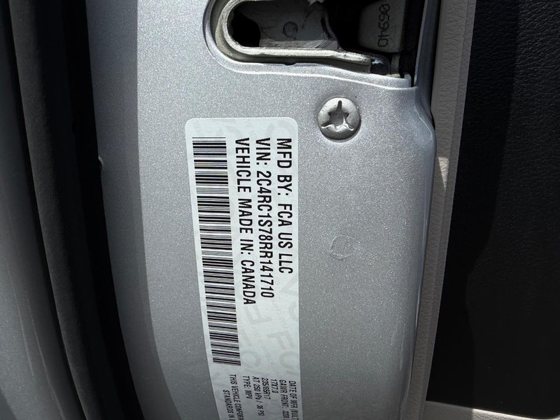 Chrysler Pacifica Vehicle Image 25