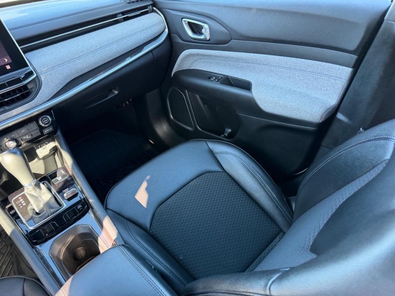 Jeep Compass Vehicle Image 15