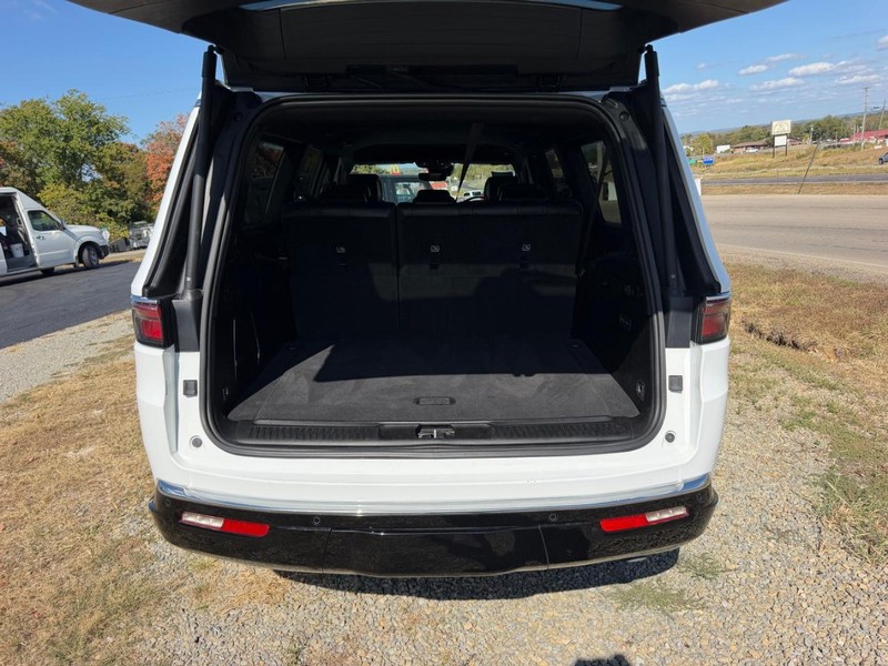 Jeep Wagoneer L Vehicle Image 05
