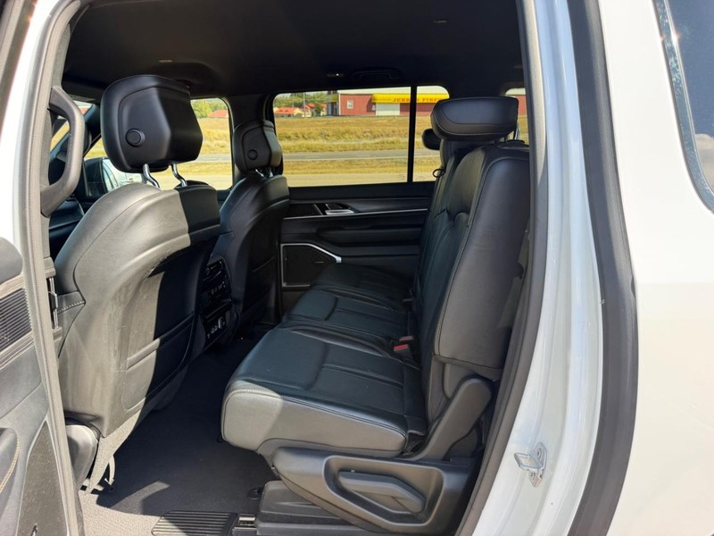 Jeep Wagoneer L Vehicle Image 09