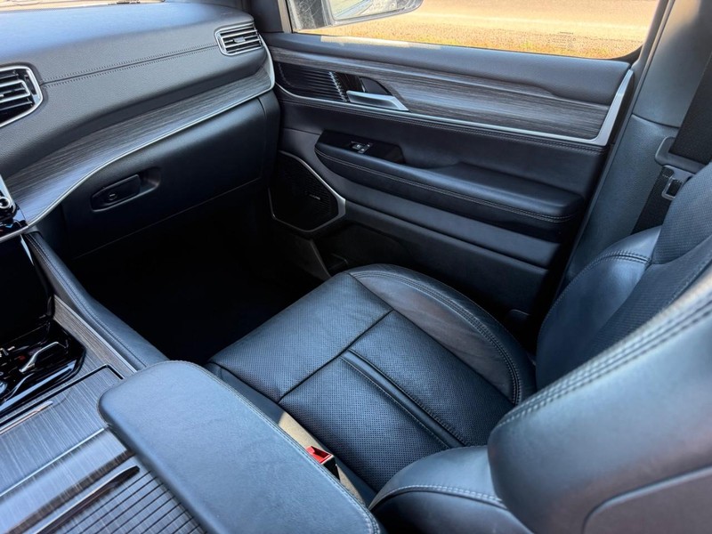 Jeep Wagoneer L Vehicle Image 18