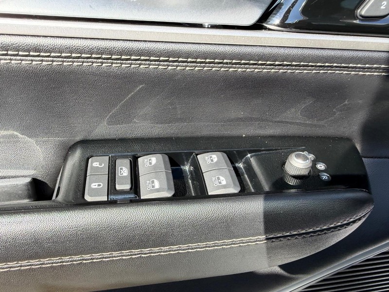 Jeep Wagoneer L Vehicle Image 19