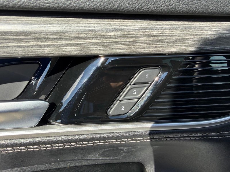 Jeep Wagoneer L Vehicle Image 20