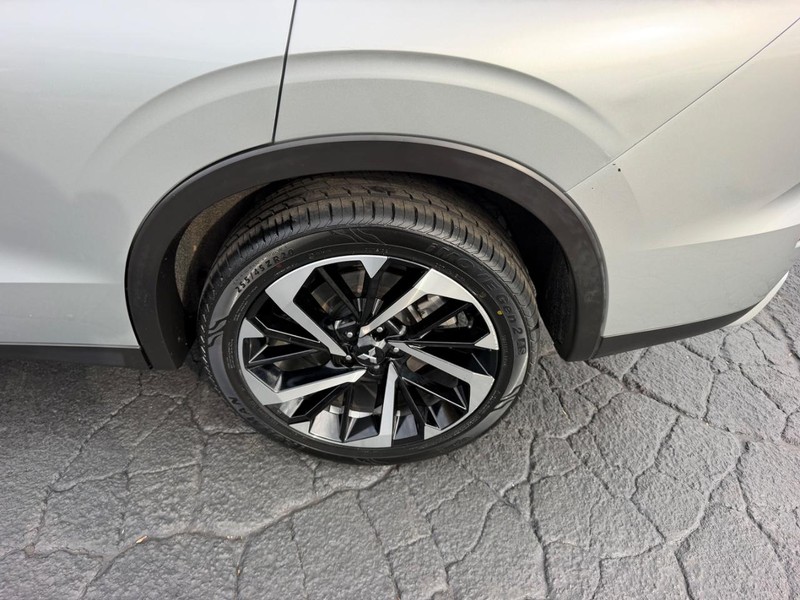Mitsubishi Outlander Vehicle Image 07