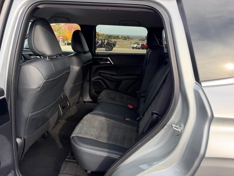Mitsubishi Outlander Vehicle Image 08