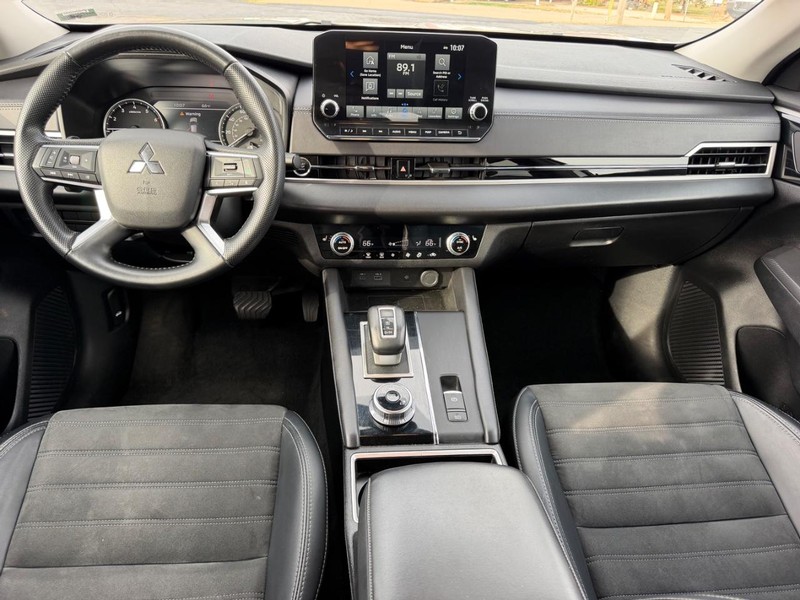 Mitsubishi Outlander Vehicle Image 09