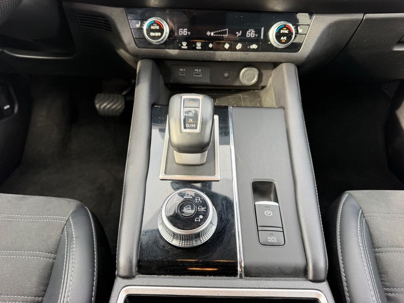 Mitsubishi Outlander Vehicle Image 15
