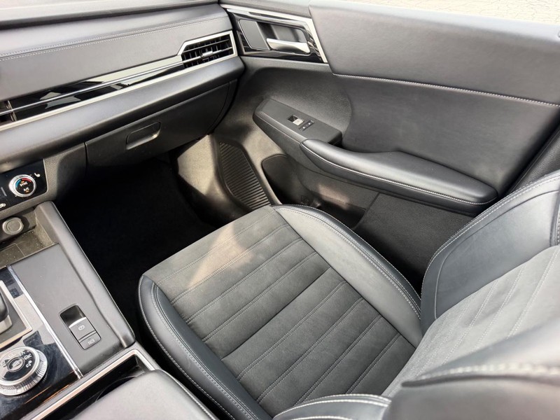 Mitsubishi Outlander Vehicle Image 16
