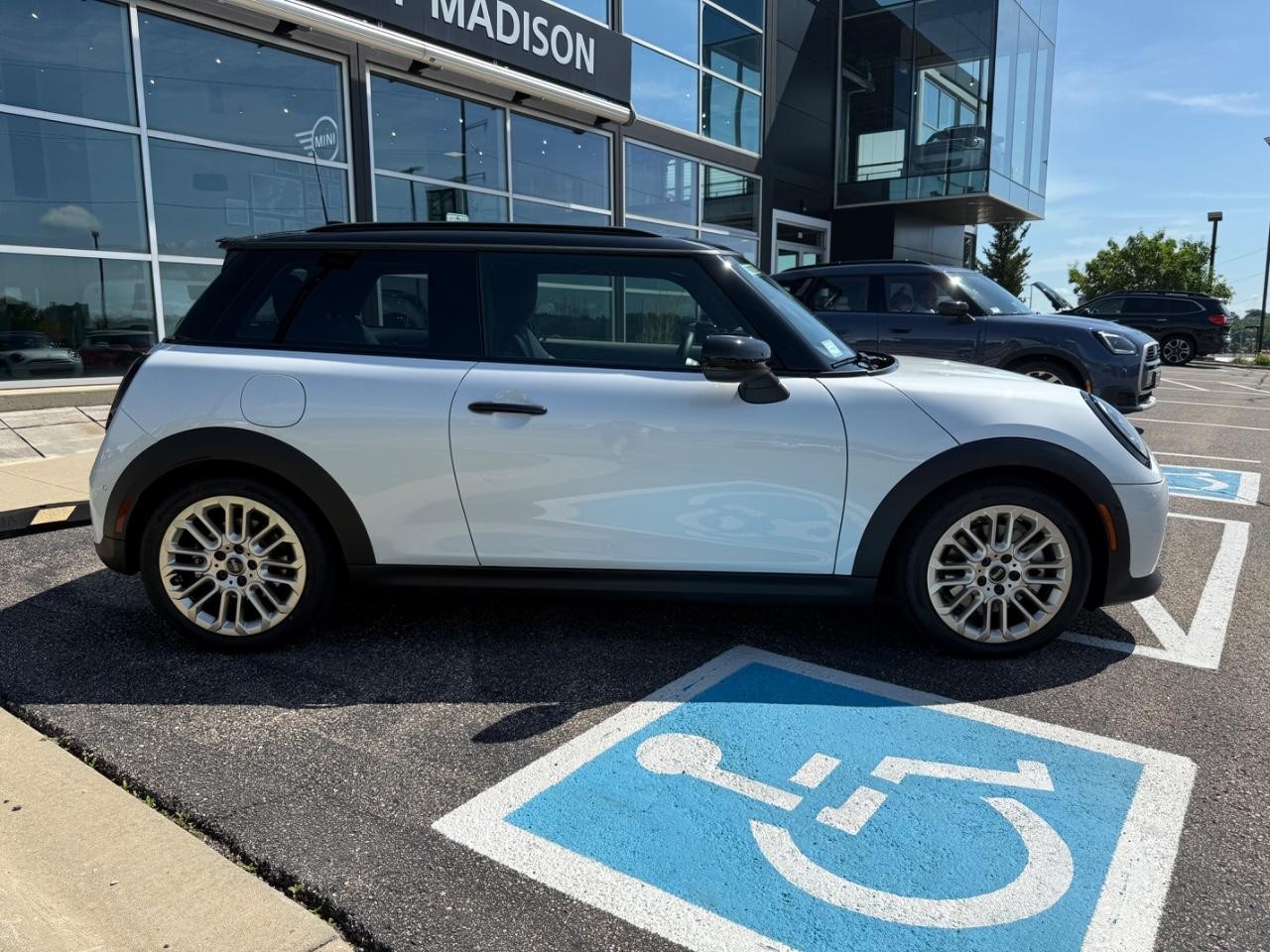 MINI Hardtop 2 Door Vehicle Image 02