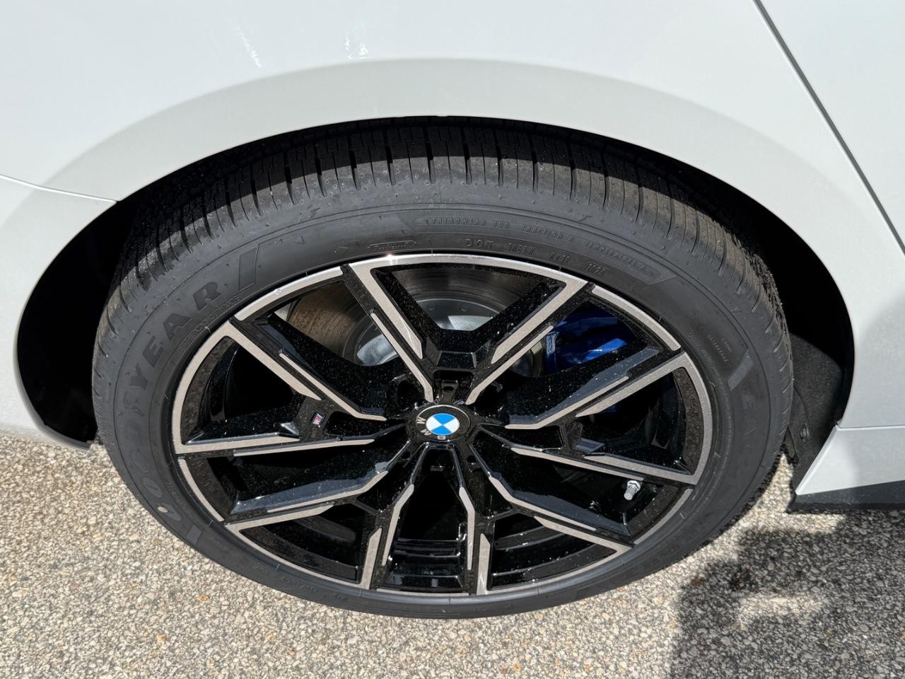 BMW i4 Vehicle Image 04
