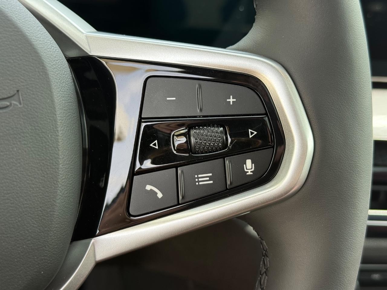 BMW i4 Vehicle Image 12