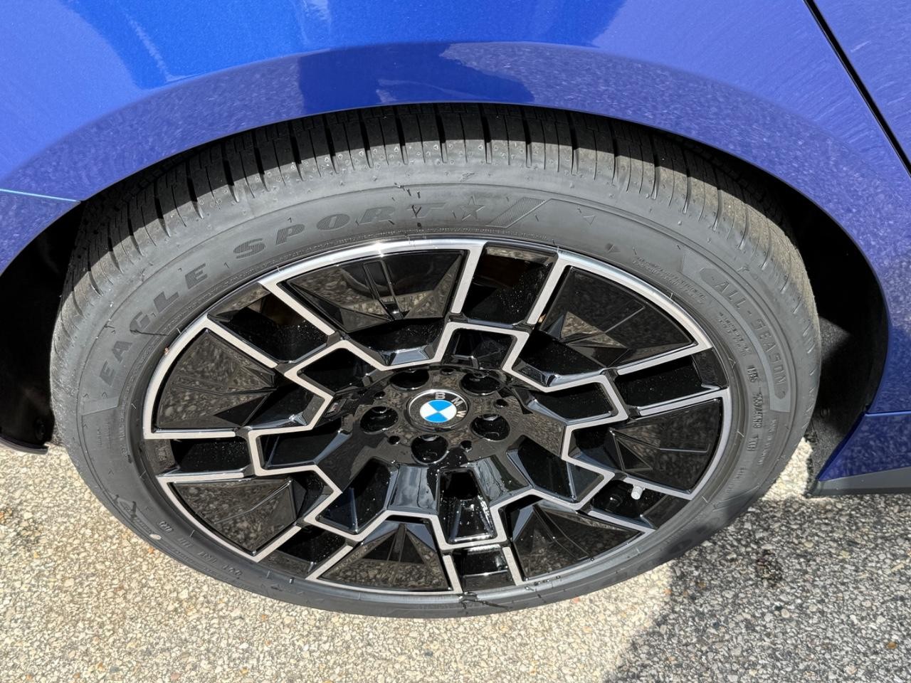 BMW i4 Vehicle Image 04