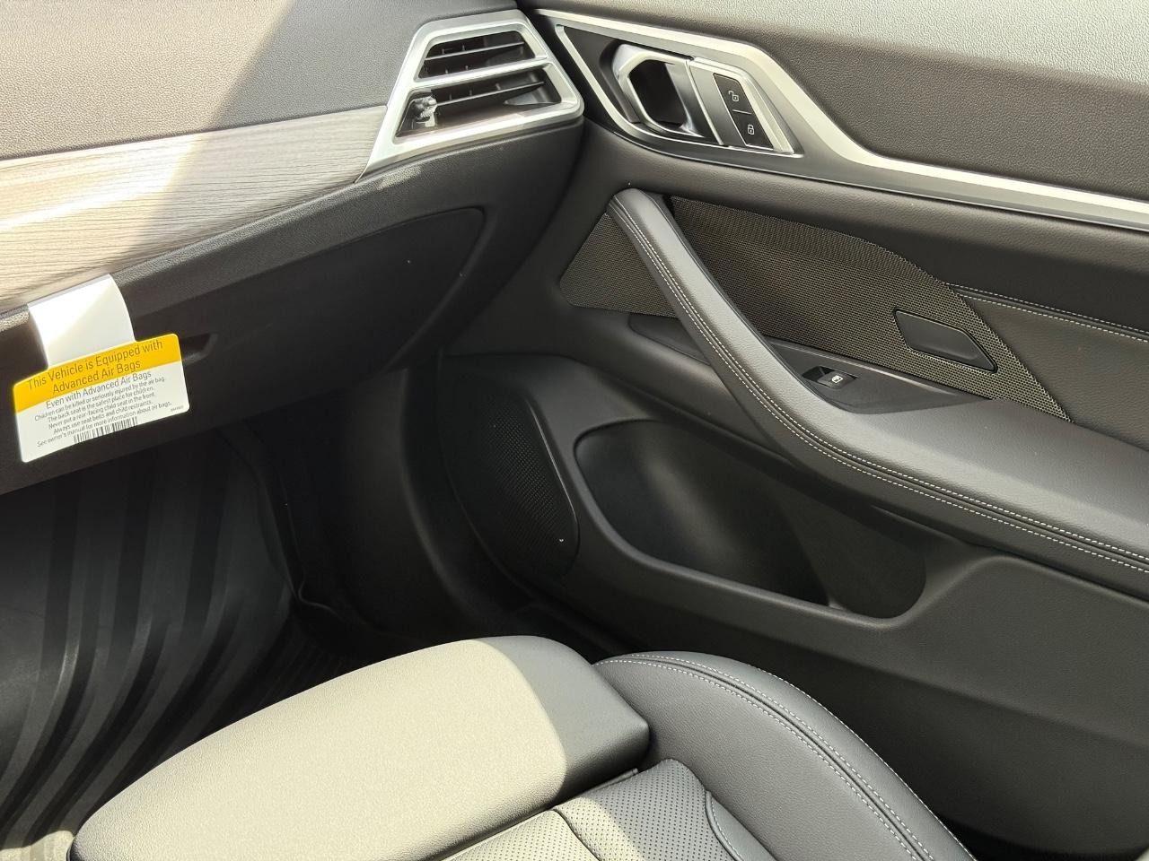 BMW i4 Vehicle Image 10