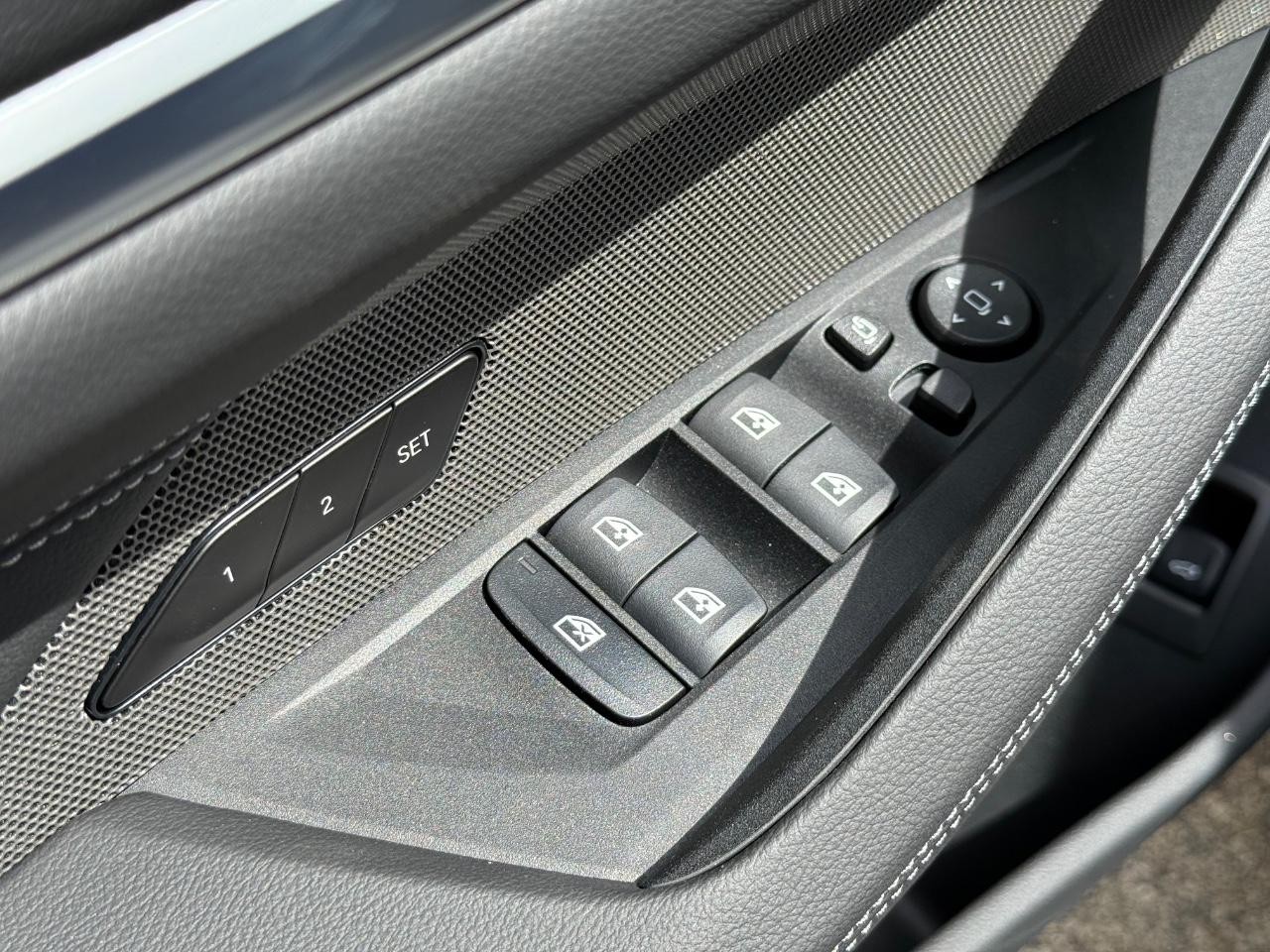 BMW i4 Vehicle Image 16